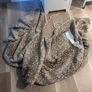 NWT Southern Living 60”D Tree Skirt